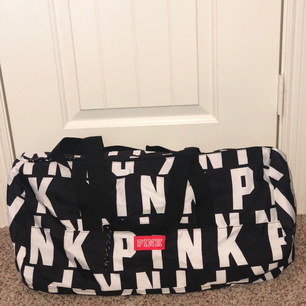 ⭐️Brand new PINK duffle bag⭐️